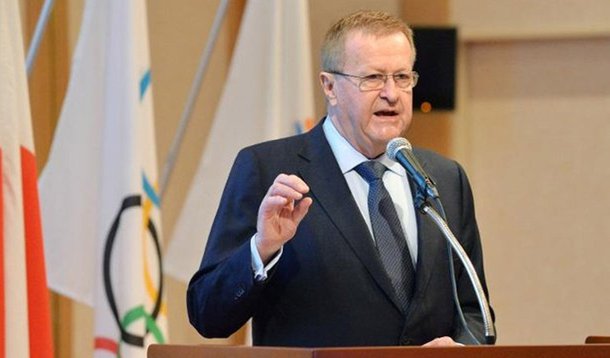 “Após as minhas declarações sobre os próximos Jogos Olímpicos no Rio de janeiro, quero destacar que ainda acredito que a Comissão de Coordenação do Rio2016 e o povo do Brasil podem realizar excelentes jogos em 2016", disse o vice-presidente do Comitê Olímpico Internacional (COI), John Coates; dois dias antes, Coates tinha dito que os trabalhos de preparação para os Jogos Olímpicos do Rio “são os piores” que já viu e mostrou-se “preocupado”, alegando que a cidade brasileira “não está preparada em muitos aspectos”