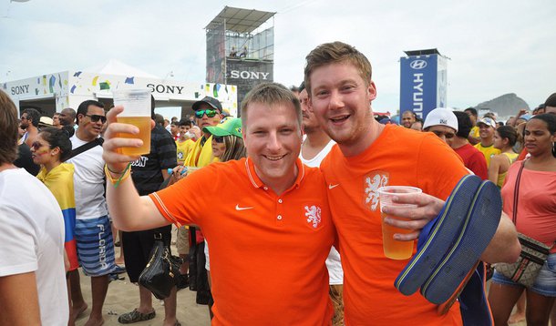 De acordo com a Secretaria Especial de Turismo, com o avanço das seleções sul-americanas na competição é possível que seja ultrapassada a projeção inicial de 400 mil turistas estrangeiros feita pela secretaria; a Fifa Fan Fest, por exemplo, tem sido um grande ponto de encontro dos torcedores brasileiros e estrangeiros durante os jogos do Mundial e, segundo a Riotur, em cinco dias recebeu mais de 258 mil pessoas estiveram no local; se levar em consideração o período desde o início do Mundial, o número sobe para 378 mil pessoas