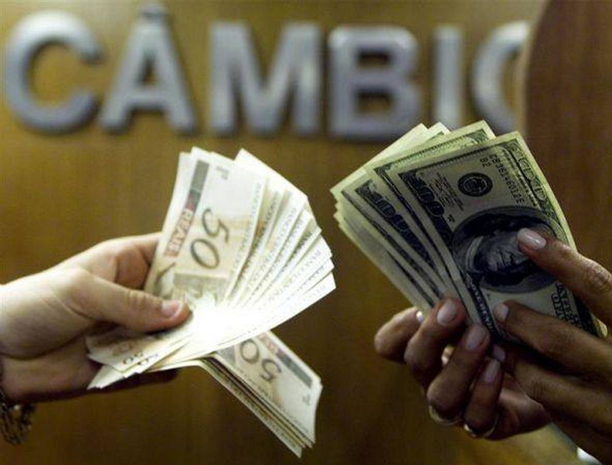 Saída de dólares do país superou a entrada em dezembro, até o dia 27, gerando saldo negativo de R$ 7,064 bilhões no fluxo cambial; maior parte do saldo negativo veio do fluxo financeiro (investimentos em títulos, remessas de lucros e dividendos ao exterior e investimentos estrangeiros diretos, entre outras operações), com US$ 5,170 bilhões