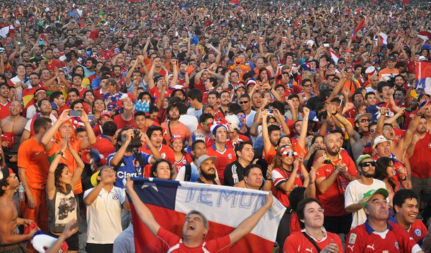 Tomada de vermelho, a Fifa Fan Fest recebeu 28 mil pessoas nesta quarta (18); no jogo Chile e Espanha, eram mais de 14 mil espectadores, a grande maioria de torcedores do Chile, que vibravam a cada lance da partida que classificou os sul-americanos para a próxima fase da Copa do Mundo