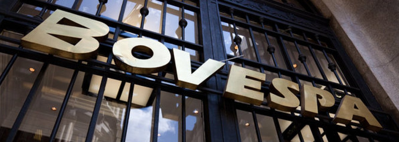 Principal índice da Bovespa encerrou a terça (22) em alta pelo terceiro pregão consecutivo, após ultrapassar durante o pregão os 58 mil pontos pela primeira vez desde março de 2013, impulsionada pela melhora no humor externo e expectativas com a eleição no Brasil; o Ibovespa fechou em alta de 0,61 por cento, a 57.983 pontos, depois de alcançar a máxima 58.138 pontos no intradia; giro financeiro do pregão foi de 6,67 bilhões de reais; "Tem uma combinação de fatores, como o bom humor no mercado internacional por possível alívio nas tensões geopolíticas. No lado doméstico, ainda são as expectativas com eleição", disse o analista da Clear Corretora, Raphael Figueredo