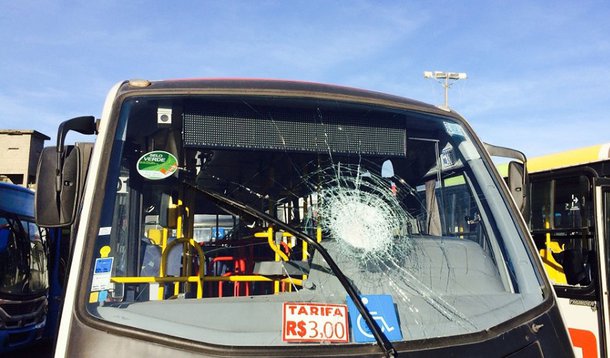 Segundo o Rio Ônibus; este foi o total de veículos alvos de ataques durante a paralisação de 24 horas dos rodoviários do Rio; em coletiva de imprensa realizada na sede da CSP- Conlutas, no Centro do Rio, os dissidentes do sindicato dos rodoviários disseram que a adesão à greve foi de 60%; o número é seis vezes maior que os 10% do que calcula a Rio Ônibus, que representa as empresas de coletivos; além da reivindicação de aumento, os rodoviários querem arrecadar assinaturas para um abaixo assinado pelo fim da dupla função