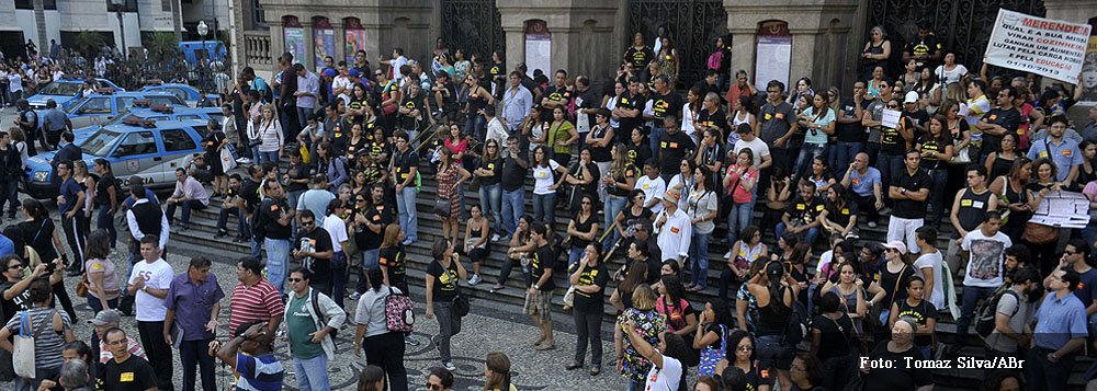 Apesar de a Câmara dos Vereadores da Capital ter aprovado o plano de cargos e carreiras para os professores, o Sindicato Estadual de Profissionais de Ensino do Rio informou que a greve será mantida pelo menos até sexta-feira (4), quando, às 14h, os representantes da categoria se reunirão em assembleia para decidir os rumos da mobilização