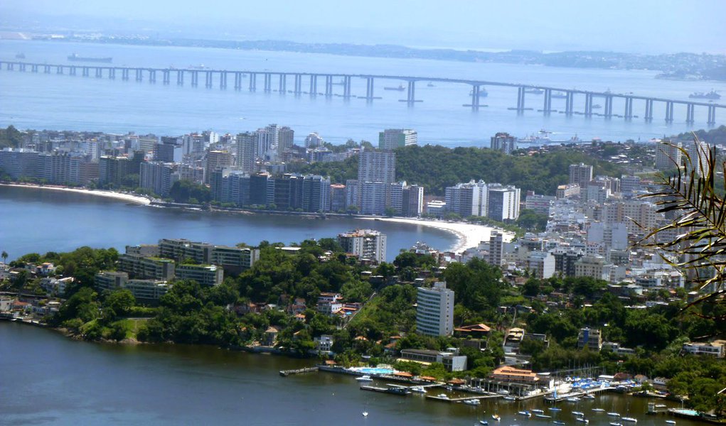 Para conter a criminalidade em Niterói, na região metropolitana do Rio, a cúpula de segurança do estado anunciou medidas que incluem reforço do efetivo policial na cidade; no último fim de semana, houve um protesto contra operações policiais na favela do Caramujo; manifestantes incendiaram ônibus e carros; dois jovens morreram na favela durante o feriadão; um foi baleado durante um tiroteio e outro bateu de moto no carro blindado da PM