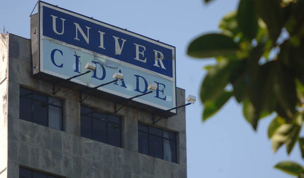 Uma confusão tomou conta das proximidades da UniverCidade, no Centro do Rio; uma fila gigantesca de alunos e ex-alunos alastrou-se por três quarteirões, para a retirada da diplomas, certificados de conclusão e de transferência de curso, após a instituição ser descredenciada pelo MEC, em janeiro; no entanto, como os documentos não estavam disponíveis, houve tumulto e a PM foi acionada