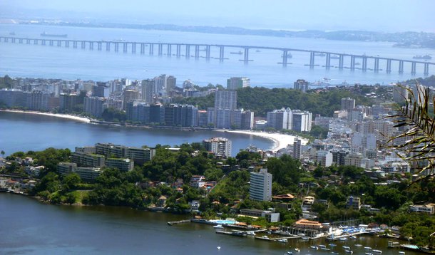 Para conter a criminalidade em Niterói, na região metropolitana do Rio, a cúpula de segurança do estado anunciou medidas que incluem reforço do efetivo policial na cidade; no último fim de semana, houve um protesto contra operações policiais na favela do Caramujo; manifestantes incendiaram ônibus e carros; dois jovens morreram na favela durante o feriadão; um foi baleado durante um tiroteio e outro bateu de moto no carro blindado da PM