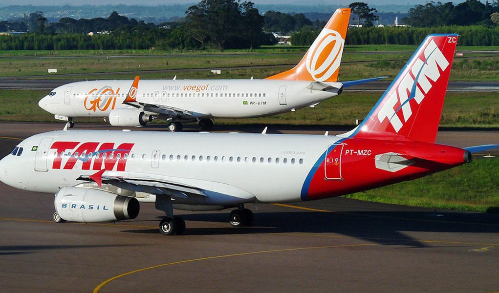 Com a alta do dólar e o reflexo no preço dos combustíveis, as empresas aéreas querem a ajuda do governo federal para amenizar os prejuízos; uma das sugestões é que o Fundo Nacional de Aviação Civil cubra, pelo prazo de 180 a 240 dias, o custo das empresas com as tarifas aeroportuárias