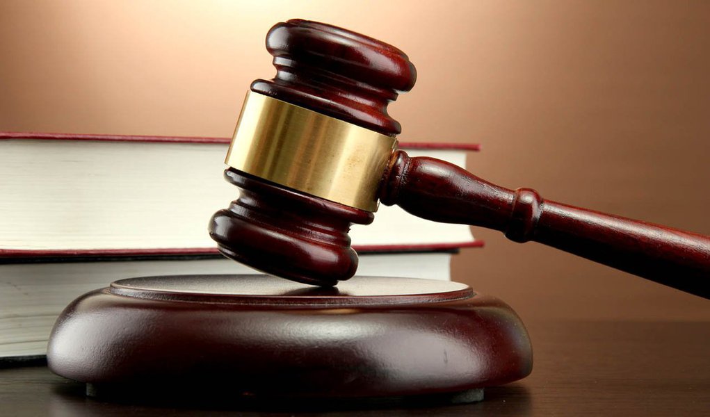 O pedido era de que o leilão fosse suspenso até a conclusão dos trabalhos da Comissão Parlamentar de Inquérito do Senado Federal; comissão foi instaurada para apurar denúncias de espionagem nas comunicações da presidente, Dilma Rousseff, e da Petrobras; esta é a primeira de uma série de liminares que deverão ser solicitadas por agentes da indústria do petróleo contra o leilão de Libra