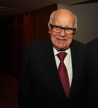 Aos 79 anos, ele sofria de Mal de Parkinso e estava internado no hospital Albert Einstein; deixa fortuna pessoal estimada em US$ 2,2 bilhões