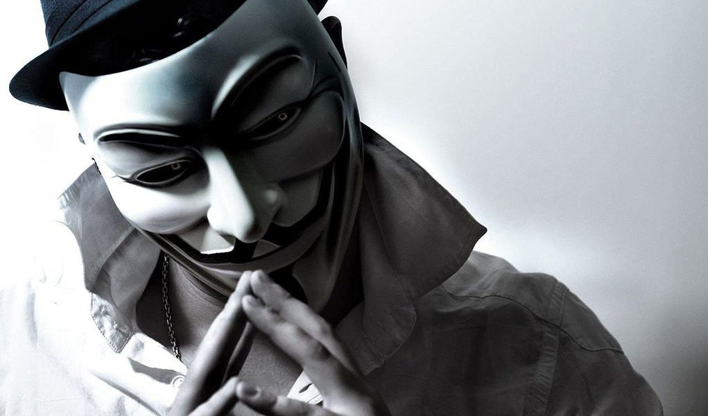 Página do PMDB na internet também foi atacada pelo grupo hacker nesta sexta-feira, pela terceira vez em dois meses; num vídeo, os ativistas afirmam que enquanto o governo federal proíbe o uso de máscaras durante os manifestos, os deputados se escondem na "máscara" do voto secreto