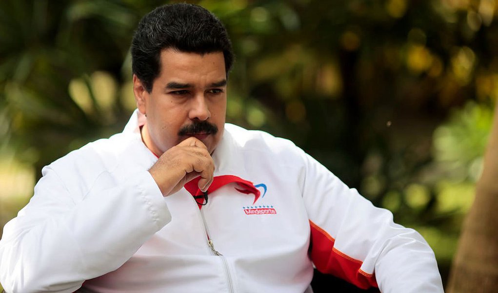 Carros foram incendiados em frente à sede do Ministério Público, em Caracas; pelo menos duas pessoas morreram e 23 ficaram feridas; presidente da Venezuela atribuiu manifestações - que chamou de "ataques fascistas" - à oposição, liderada pelo governador do estado de Miranda, Henrique Capriles