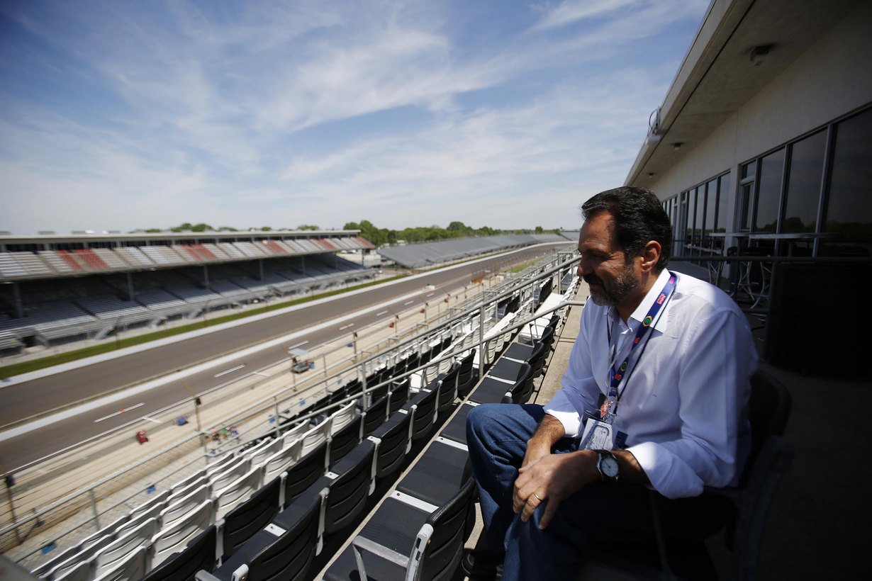 Brasília será sede da etapa sul-americana da Fórmula Indy na temporada 2015; com objetivo de adequar a cidade aos padrões internacionais, o governador Agnelo Queiroz e representantes do governo foram a Indianápolis, nos Estados Unidos, acompanhar o GP e se reunir com o presidente da corrida, que acontece no Estado de Indiana neste domingo; realização da corrida deve atrair cerca de 50 mil espectadores, entre brasileiros e estrangeiros, além de pilotos e profissionais das equipes, da imprensa, e demais trabalhadores envolvidos na organização da etapa