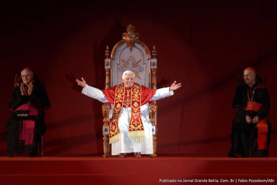 O ex-papa Bento apareceu de surpresa na Basílica de São Pedro neste sábado para a cerimônia na qual seu sucessor, o papa Francisco, promoveu 19 bispos como cardeais, entre eles, o brasileiro Dom Orani Tempesta