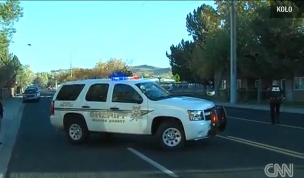 No colégio de Sparks, em Nevada, um aluno começou a atirar antes de cometer suicídio, segundo autoridades; os dois alunos feridos foram internados em estado crítico num hospital da vizinha cidade de Reno, e um deles passou por cirurgia