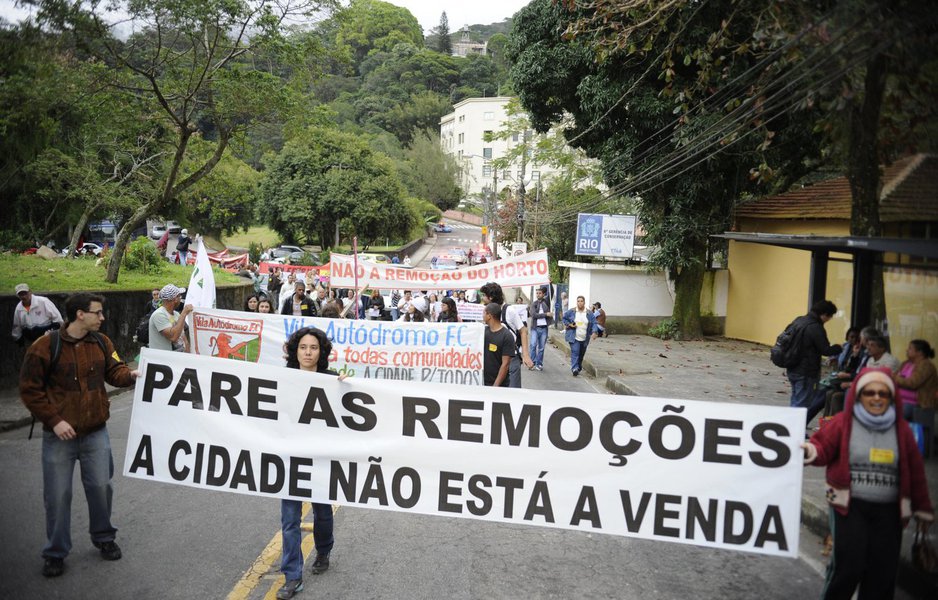 Com barracas de lona, tendas, colchonetes e uma fogueira para se aquecerem do frio, manifestantes passaram a noite próximos à residência oficial do prefeito do Rio de Janeiro, Eduardo Paes, na Gávea Pequena, em protesto contra as remoções de moradias em comunidades carentes pela prefeitura; ato teve início na tarde de ontem, reunindo quase 200 pessoas (foto), e cerca de 40 participaram da vigília