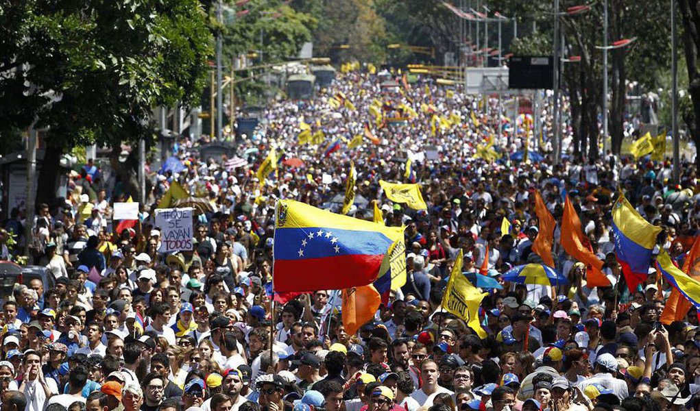 Grupo de cerca de 2 mil pessoas protestaram contra o governo em Caracas; um dia antes, três venezuelanos morreram e dezenas ficaram feridos em manifestação contra o aumento do crime, da inflação e da escassez de alimentos, no maior desafio de Maduro desde que ele tomou posse em 2013