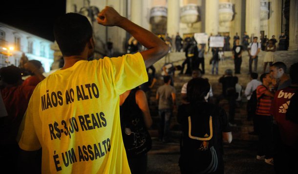 Alguns dos manifestantes pularam as roletas das barcas que fazem a travessia da Baía de Guanabara; eles também incentivaram as pessoas a pularem as roletas; aumento das tarifas havia sido negado pelo governador Sérgio Cabral no dia 31 de janeiro, mas acabou anunciado esta semana; passagem da barca subirá de R$ 4,50 para R$ 4,80; sofrerão reajuste ainda as tarifas dos trens e do metrô