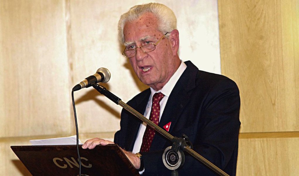 Diretoria da Confederação Nacional do Comércio de Bens, Serviços e Turismo (CNC) se reuniu nesta quinta (13) para manifestar "grande preocupação com o atual cenário da economia brasileira e sua evolução a curto e médio prazos"; baixo crescimento da economia somado aos desequilíbrios em alguns setores exigem correções de rumo na administração pública; "A nosso ver, todo esse conjunto de entraves resulta, basicamente, da excessiva dimensão a que chegou o Estado brasileiro, com inúmeras superposições administrativas distribuídas por 39 Ministérios, 78 autarquias, inúmeros conselhos e fundações", afirmou