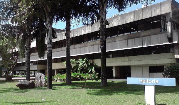 Eles reivindicam, entre outras coisas, a não instalação do ponto eletrônico e o restabelecimento da carga horária semanal de 30 horas; alguns setores da Universidade, como a biblioteca central e a garagem, estão fechados