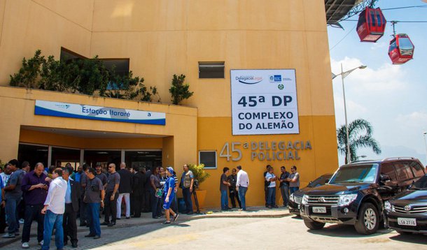 Policiais civis prenderam sete pessoas suspeitas de atacar a Delegacia de Polícia do Complexo do Alemão e a sede da UPP da Nova Brasília, no complexo da zona norte da cidade do Rio, em janeiro deste ano; no total, nove mandados de prisão foram expedidos pela Justiça contra suspeitos do ataque, de acordo com a delegacia do Alemão