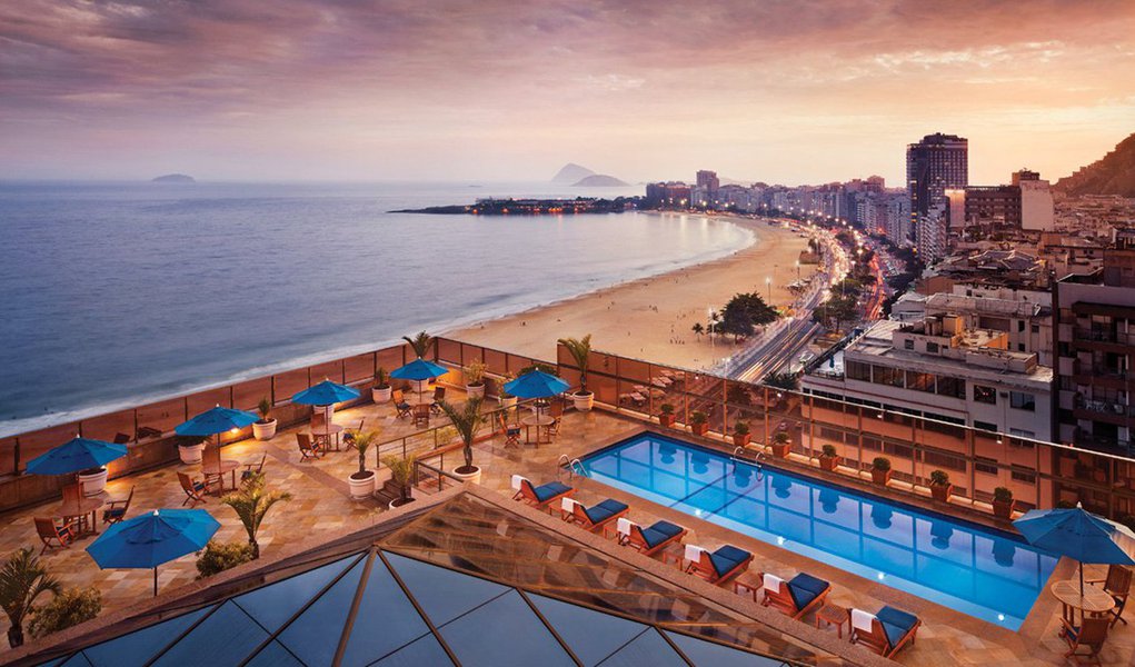 Presidente da Associação Brasileira da Indústria de Hotéis do Rio de Janeiro, Alfredo Lopes, disse que a ideia é dar maior transparência aos preços das diárias definidos pelo setor para evitar a ocorrência de pesquisas não fidedignas, além de manter uma linha equivalente entre as diárias cobradas no fim de ano, no carnaval e na Copa do Mundo; ele entende que um estabelecimento que cobrou diária de R$ 1 mil no réveillon e aumenta para R$ 1,1 mil ou R$ 1,2 mil na Copa, está em uma linha coerente; "O que não pode é sair de R$ 136 para R$ 5 mil. É um absurdo", disse