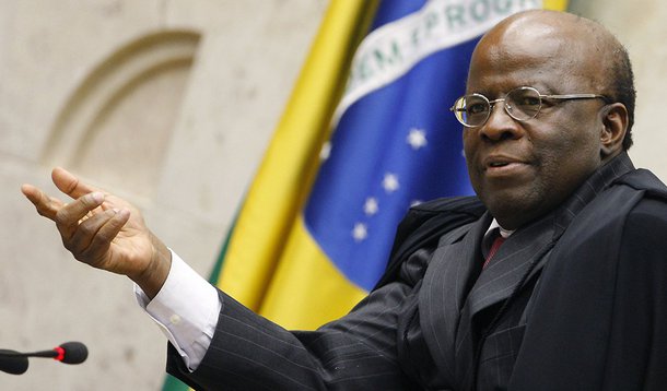 Presidente do STF, Joaquim Barbosa defendeu nesta segunda (7) a criação de leis mais modernas sobre as comunicações no Brasil, bem como algum tipo de regulação do setor; "Normatização, regulação, seja ela vinda do Estado ou autorregulação, é importante. O que não deve haver é nenhuma regulação", disse; "Sempre há necessidade de estabelecer balizas – isso ajuda bastante o magistrado a resolver os conflitos que surgem", ressaltou