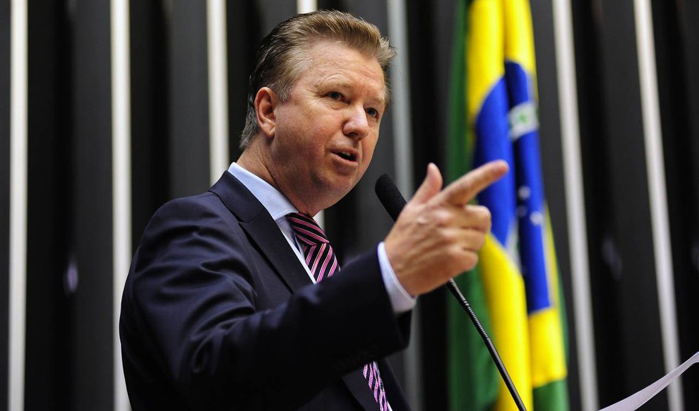 Proposta é do deputado Luiz Pitiman (PSDB-DF), que protocolou um mandado de injunção sobre o tema, a ser julgado nesta terça-feira pelo Tribunal de Justiça do DF; eventual mudança vem num momento em que os administradores de Taguatinga e Águas Claras foram detidos por suspeita de corrupção passiva; deputado critica "farra de apadrinhamento e indicações políticas" aos cargos