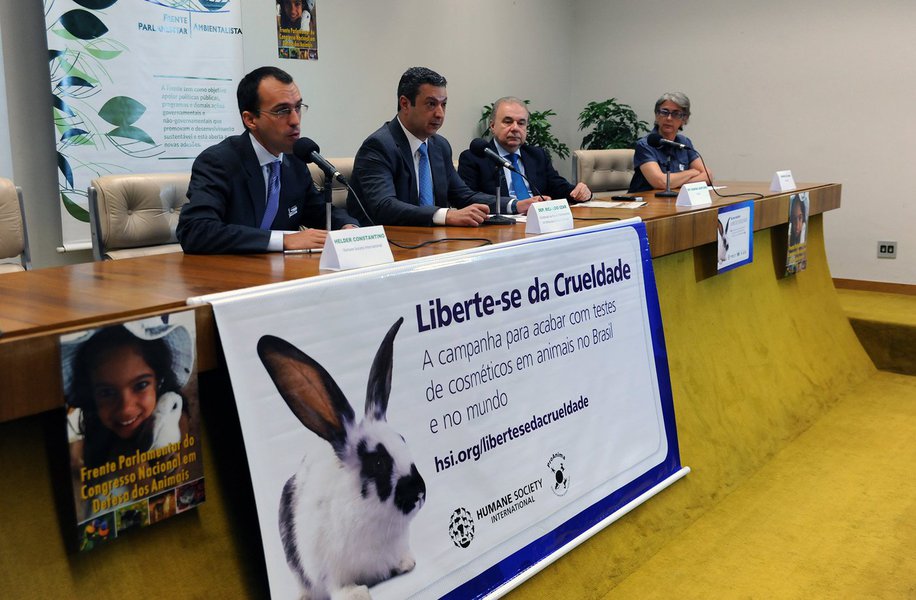 Membros da Frente Parlamentar em Defesa dos Direitos Animais e da Frente Parlamentar Ambientalista e ativistas pelos direitos dos animais fizeram ato simbólico em apoio à campanha "Liberte-se da Crueldade", da Humane Society Internacional (HSI), contra o uso de animais em testes de laboratório para a produção de cosméticos