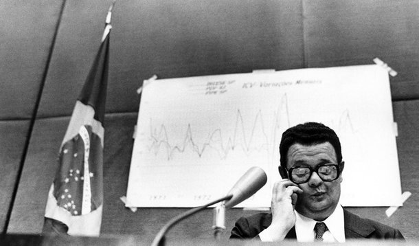 Relatórios de órgãos de informação do regime militar descrevem ex-ministro Delfim Netto como “homem forte do regime, movido por ambição pessoal desmedida”, que fez pactos com grupos econômicos nacionais e internacionais com a intenção de chegar ao Palácio do Planalto; suposto esquema visava controlar integralmente as áreas de fazenda, finanças, comércio exterior e o Instituto Brasileiro do Café (IBC), a autarquia mais importante do comércio internacional, que na época movimentava US$ 1 bilhão por ano