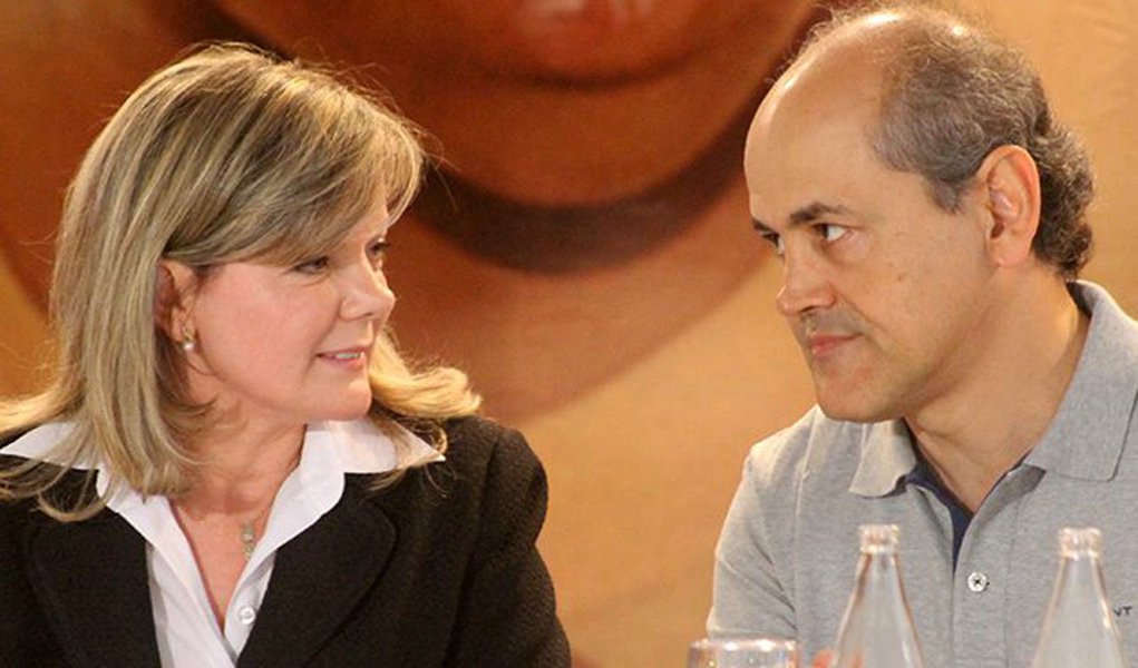 O prefeito de Curitiba, Gustavo Fruet (PDT), reiterou seu apoio a candidatura da senadora Gleisi Hoffmann (PT) ao governo do estado; "Não é mais segredo para ninguém que apoiamos a senadora Gleisi Hoffmann", disse o gestor; ainda sobre a eleição de outubro, o pedetista prevê uma disputa acirrada; "Está claro que alguns políticos perderam a noção do que é debate de ideias e o que é agressão pessoal. O processo será desgastante"