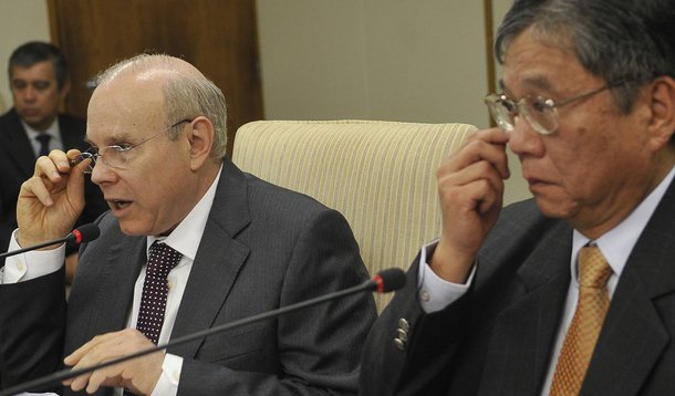 Luiz Moan, que além de diretor de assuntos institucionais da General Motors, é presidente da Anfavea, foi convocado para uma reunião pelo ministro da Fazenda, Guido Mantega, a fim de explicar as centenas de demissões feitas pela montadora em São José dos Campos (SP); segundo ele, cortes vão atingir 1.053 trabalhadores; "Não há a mínima chance de reversão", afirmou