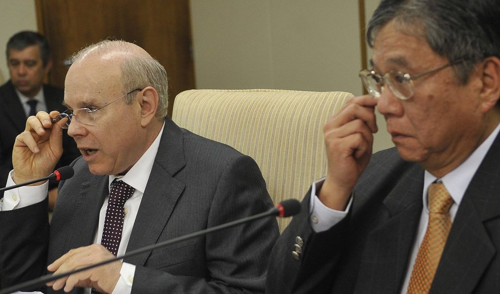 Luiz Moan, que além de diretor de assuntos institucionais da General Motors, é presidente da Anfavea, foi convocado para uma reunião pelo ministro da Fazenda, Guido Mantega, a fim de explicar as centenas de demissões feitas pela montadora em São José dos Campos (SP); segundo ele, cortes vão atingir 1.053 trabalhadores; "Não há a mínima chance de reversão", afirmou