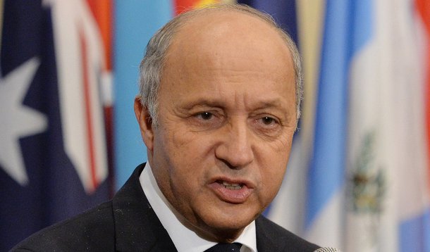 Chefe da diplomacia francesa, Laurent Fabius, condenou a “escalada militar russa” na Crimeia, acrescentando que Paris quer que sejam suspensas "as reuniões de preparação da Cúpula do G8”, prevista para junho na cidade russa; o governo norte-americana já informou que decidiu suspender a participação no evento