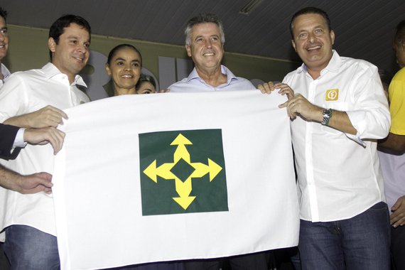 Em convenção regional do PSB em Brasília, Eduardo enaltece as manifestações de rua e ataca Dilma Rousseff; Marina Silva lembra a todos de seu "capital eleitoral" e avisa que a mobilização direta dos "núcleos vivos" da sociedade é mais forte que coligações partidárias. Candidaturas de Rodrigo Rollemberg ao GDF e de Reguffe ao Senado foram oficializadas