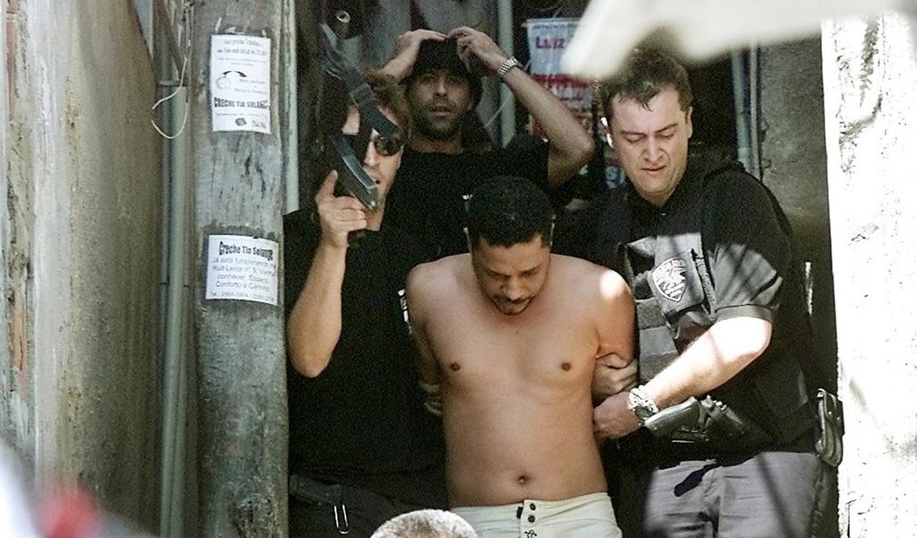 A 1ª Vara Criminal de Jacarepaguá, Zona Oeste do Rio, do Tribunal de Justiça do Estado do Rio de Janeiro, condenou Elias Pereira da Silva, o Elias Maluco, a 10 anos, sete meses e 15 dias de reclusão, em regime fechado, além de multa, pelo crime de lavagem de dinheiro; o traficante foi acusado de comprar imóveis e um carro de luxo com recursos do tráfico, e registrá-los em nome da mulher e da sogra