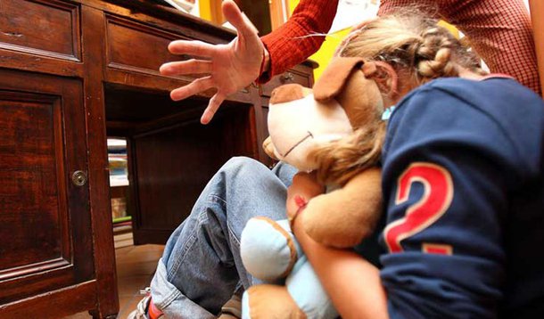 Inquérito deteve seis autoridades públicas - policiais ou magistrados -, nove dirigentes religiosos, 40 professores, três famílias de acolhimento, nove médicos, além de enfermeiros, inclusive no Brasil