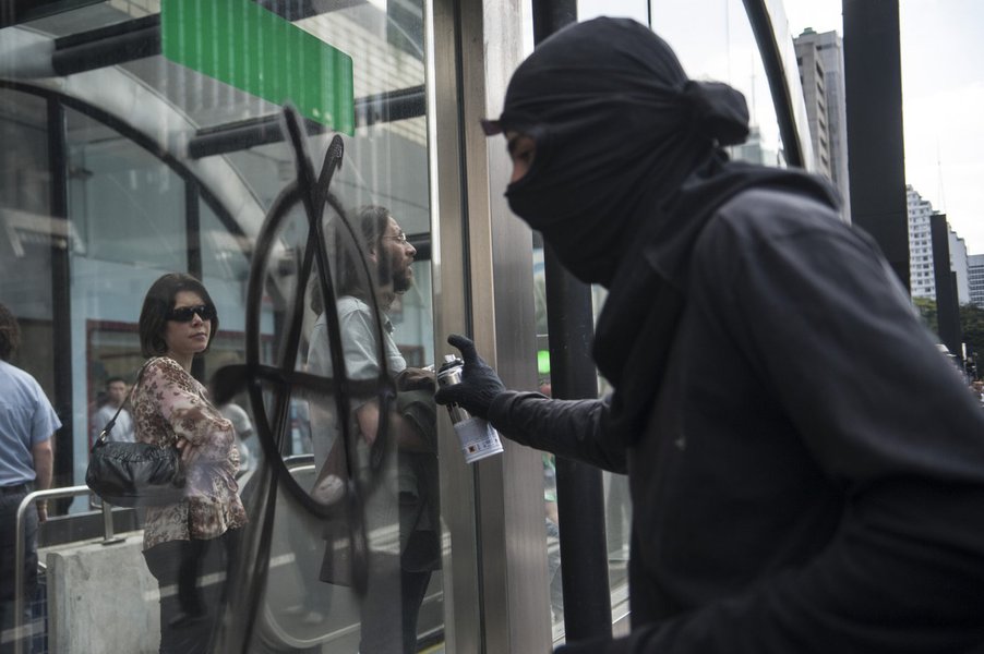 Facção de mascarados divulga material com estratégia que inclui assaltos, emboscadas, execuções, uso de coquetéis molotov e até explosão do Senado; para policiais descobertos infiltrados no grupo, a determinação é morte; entre os deveres do movimento está o "revide não-pacífico" às forças policiais do Estado