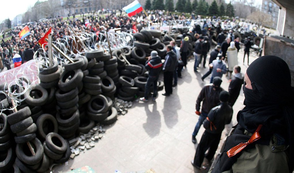 Separatistas pró-Rússia declararam neste sábado (9) estar prontos para um cessar-fogo com o governo de Kiev na esteira das conquistas crescentes das forças ucranianas sobre as forças rebeldes; "Estamos prontos para um cessar-fogo para evitar a proliferação de um desastre humanitário em Donbass", afirmou em comunicado Alexander Zakharchenko, primeiro ministro da autoproclamada república popular de Donetsk, referindo-se à área do leste da Ucrânia onde os combates estão acontecendo