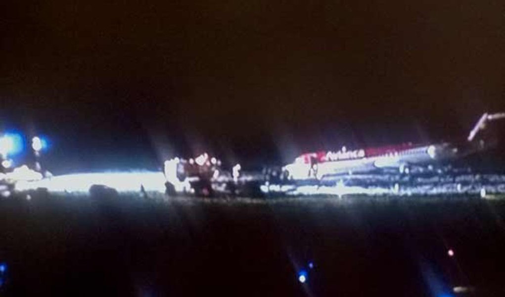 Um avião da empresa Avianca fez um pouso de emergência por volta das 18h desta sexta (28), no Aeroporto Internacional de Brasília; aeronave saiu de Petrolina (PE) em direção à capital federal; nenhum passageiro ficou ferido