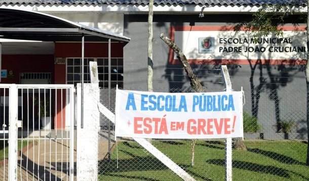 A Prefeitura de Curitiba enfrentará nova greve do magistério municipal a partir do dia 11 de agosto; a decisão foi tomada em assembleia no dia 31 de julho, com o Centro de Convenções de Curitiba lotado; a principal reivindicação que motiva a greve da categoria é a redução do prazo de implantação do novo Plano de Carreira das professoras e professores da rede