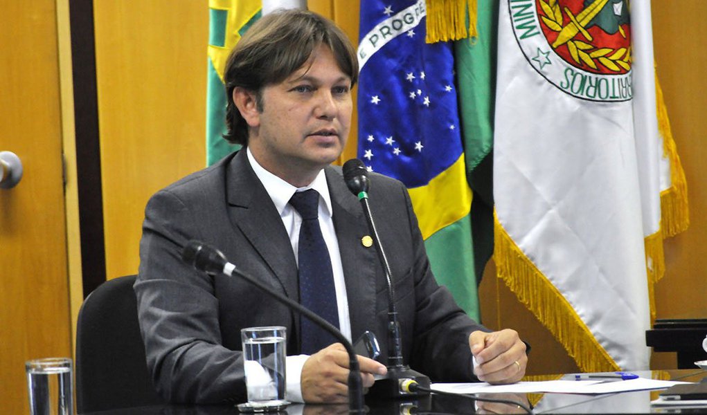 Um dos críticos mais ferrenhos foi o deputado Joe Valle (PSB); "Quero manifestar meu repúdio, minha decepção com a Câmara, que manteve o mandato de um deputado condenado e preso na Papuda", disse