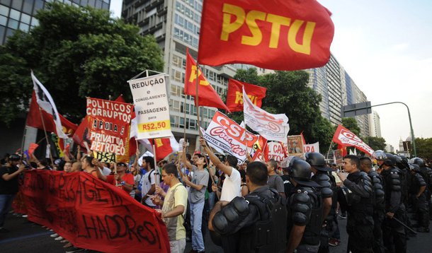 A manifestação desta quinta (13) contra o aumento de tarifas de ônibus urbano terminou de forma pacífica em frente ao prédio da prefeitura; ativistas iniciaram a caminhada por volta das 19h na Igreja da Candelária e seguiram por toda a extensão da Avenida Presidente Vargas, que precisou ficar bloqueada por todo o tempo na pista central em direção à zona norte; durante o trajeto os manifestantes foram seguidos por um grande número de policiais militares usando trajes reforçados e escudos, mas não houve confrontos; apenas alguns black blocs chegaram a desafiar os policiais, com xingamentos