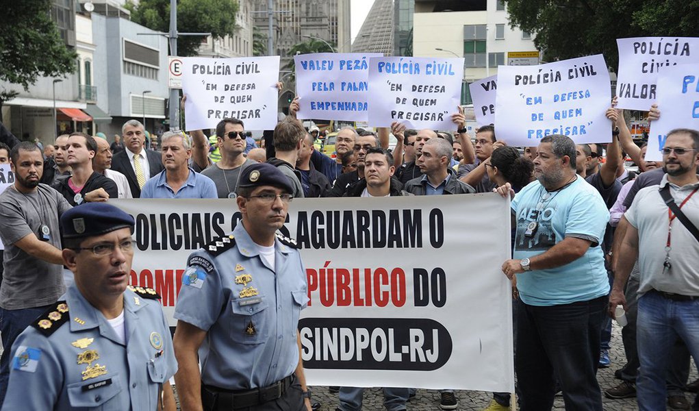 Policiais civis do estado do Rio de Janeiro fizeram um ato em frente ao Teatro João Caetano para cobrar a incorporação da gratificação de R$ 850 do projeto Delegacia Legal ao salário-base de ativos, aposentados e pensionistas; dentro do prédio, o governo fez uma cerimônia para premiar as unidades das polícias Civil e Militar que atingiram as metas de combate à criminalidade no segundo semestre do ano passado