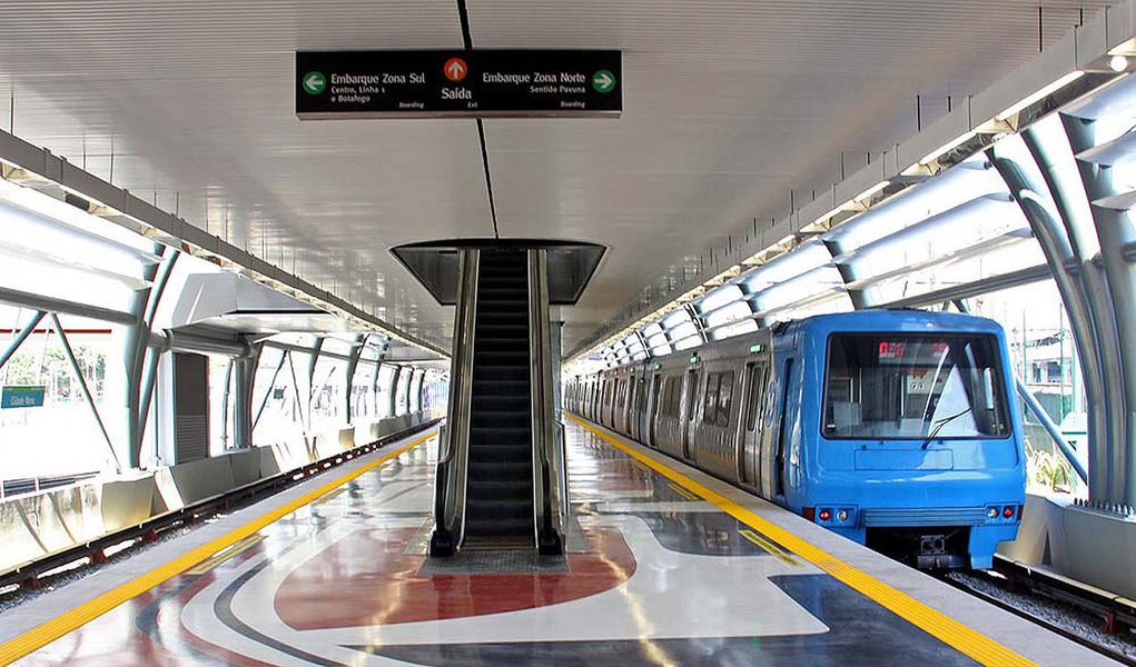 Trens da linha 1 e 2 do Metrô Rio tiveram a circulação interrompida, devido a um problema na subestação de energia, na Central do Brasil; a falha afetou os intervalos e a concessionária fez um corte de energia por três minutos no trecho entre as estações Carioca e Estácio