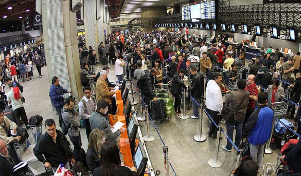 União, juntamente com a Agência Nacional da Aviação Civil (Anac), a Empresa Brasileira de Infraestrutura Aeroportuária (Infraero) e seis companhias aéreas, terão de pagar R$ 10 milhões por danos e transtornos devido ao chamado caos aéreo de 2006; após o acidente envolvendo o avião da Gol e o jato executivo Legacy, controladores de voo fizeram uma operação-padrão em protesto contra as condições de trabalho; tempo de espera para embarque chegou a mais de 15 horas