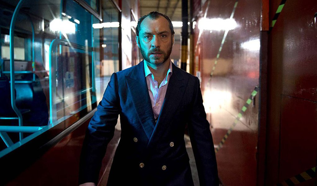 Com nove quilos a mais, uma barriga impressionante e dentes feios, o ator Jude Law transforma-se em um desprezível e agressivo gângster do sudeste de Londres no filme que estreia nos cinemas norte-americanos na quarta-feira