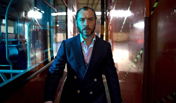 Com nove quilos a mais, uma barriga impressionante e dentes feios, o ator Jude Law transforma-se em um desprezível e agressivo gângster do sudeste de Londres no filme que estreia nos cinemas norte-americanos na quarta-feira