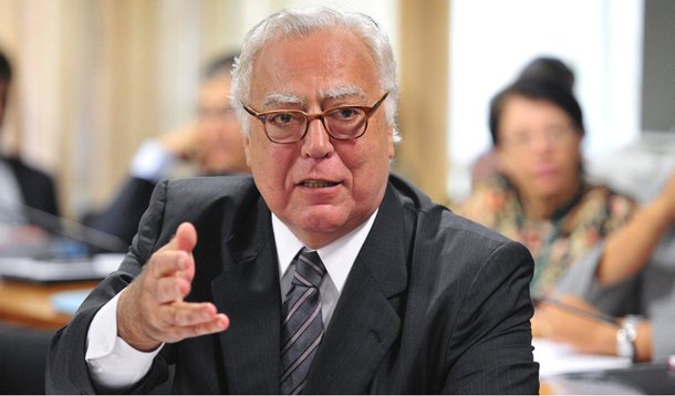 Partido do governador de Pernambuco, Eduardo Campos, apoiará a candidatura do deputado Miro Teixeira (Pros) no estado, segundo a colunista da Folha de S. Paulo Vera Magalhães; anúncio será feito no próximo sábado 15; o Rio era uma das pendências da aliança PSB-Rede; São Paulo e Minas continuam indefinidos