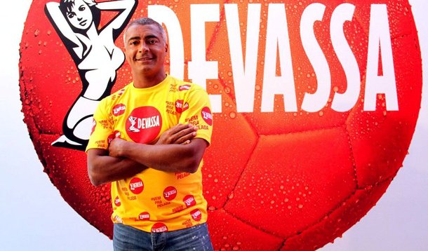 Principal nome do PSB no Rio de Janeiro, ex-jogador é cotado para disputar o Senado em outubro; ele divide campanha da Devassa com a atriz Grazi Massafera; nos anos 90, os ex-governadores Leonel Brizola (RS e RJ) e Paulo Maluf (SP) representaram o sapato 752 da Vulcabras