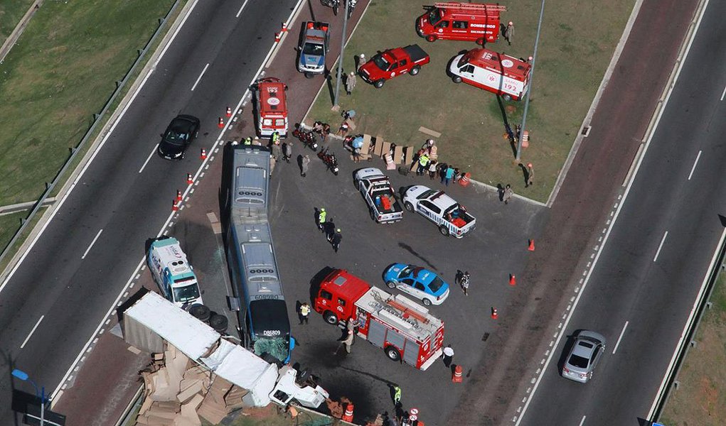 Após a morte de três crianças atropeladas, esta semana, por um ônibus do sistema BRT, na Zona Oeste, mais um acidente deixou feridos na região; um ônibus BRT e um caminhão bateram na saída do Túnel da Grota Funda, na Avenida das Américas, deixando pelo menos 30 vítimas